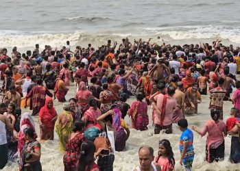কুয়াকাটায় অক্ষয় তৃতীয়ায় সমুদ্রস্নানে হাজারো সনাতন ধর্মাবলম্বী