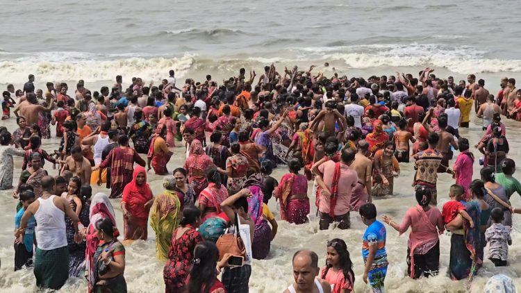 কুয়াকাটায় অক্ষয় তৃতীয়ায় সমুদ্রস্নানে হাজারো সনাতন ধর্মাবলম্বী