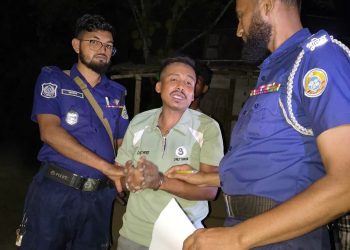 দশমিনায় ইয়াবাসহ যুবককে আটক করে পুলিশে সোপর্দ করেছে স্থানীয়রা