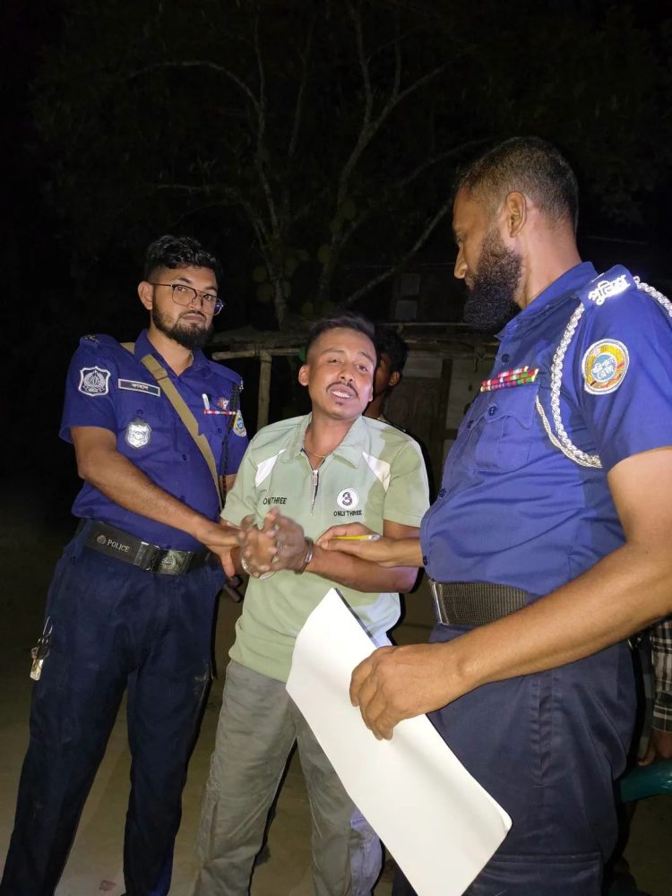 দশমিনায় ইয়াবাসহ যুবককে আটক করে পুলিশে সোপর্দ করেছে স্থানীয়রা