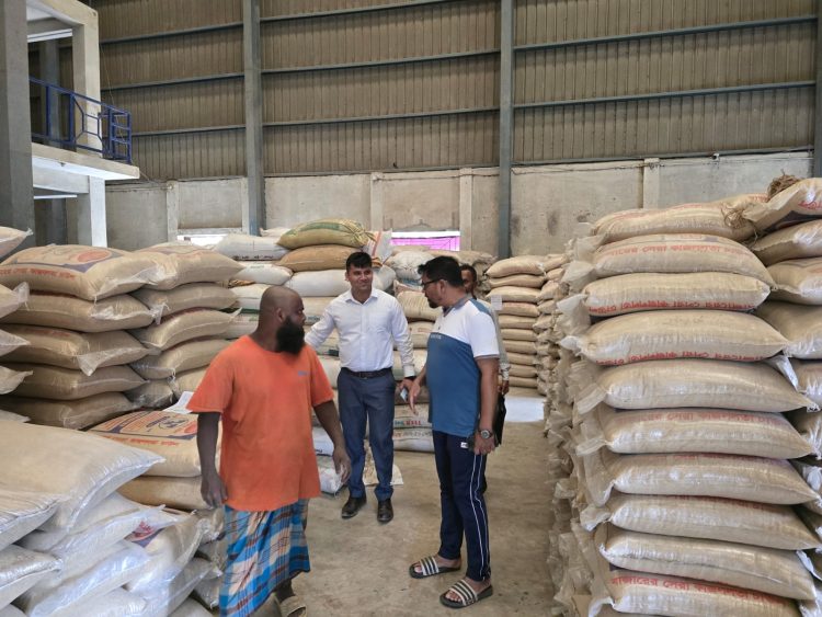প্লাস্টিকের বস্তায় চাল বিক্রির দায়ে অটো রাইসমিল মালিককে ১০ হাজার টাকা জরিমানা