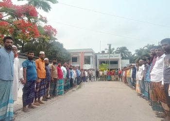 পুলিশের নামে চাঁদা আদায়ের অভিযোগ: কলাপাড়ায় ইজিবাইক চালকদের মানববন্ধন-বিক্ষোভ