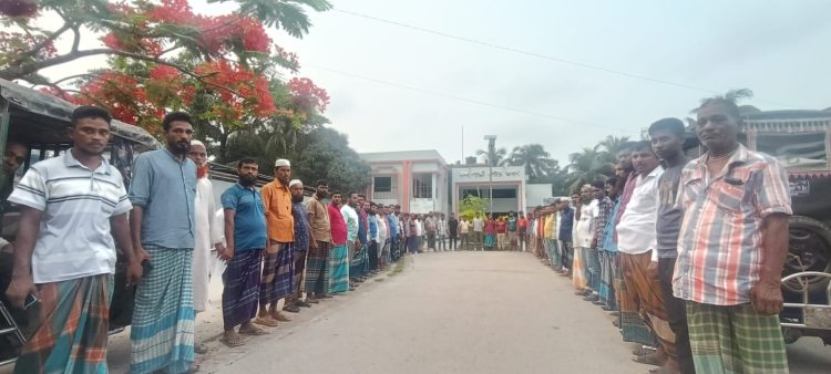 পুলিশের নামে চাঁদা আদায়ের অভিযোগ: কলাপাড়ায় ইজিবাইক চালকদের মানববন্ধন-বিক্ষোভ