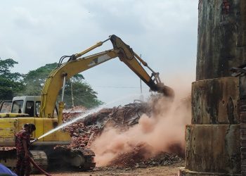 কলাপাড়ায় তিন ইটভাটায় অভিযান: চার লাখ টাকা জরিমানা ও কাচা ইট ড্রাম চিমনি ধ্বংস