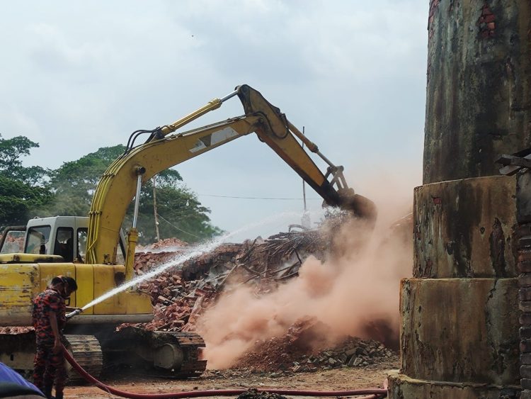 কলাপাড়ায় তিন ইটভাটায় অভিযান: চার লাখ টাকা জরিমানা ও কাচা ইট ড্রাম চিমনি ধ্বংস