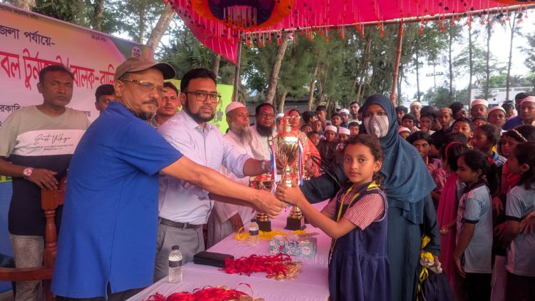 দশমিনায় প্রাথমিক বিদ্যালয় গোল্ডকাপ ফুটবল টুর্নামেন্টের ফাইনাল খেলা ও পুরস্কার বিতরণ