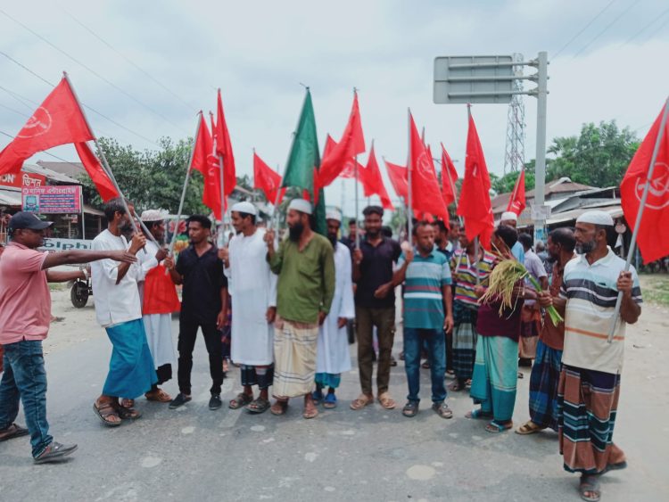 ধানের মূল্য বৃদ্ধির দাবিতে কলাপাড়ায় কৃষকদের মানববন্ধন