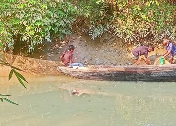 প্রশাসনের চোখ ফাঁকি দিয়ে কাউখালীতে চরগড়া জালের মহোৎসব চলছে