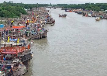 কুয়াকাটা উপকূলে তেলের সংকটে সাগরে মাছ শিকার বন্ধ, ২০ হাজার জেলে পরিবারে হাহাকার