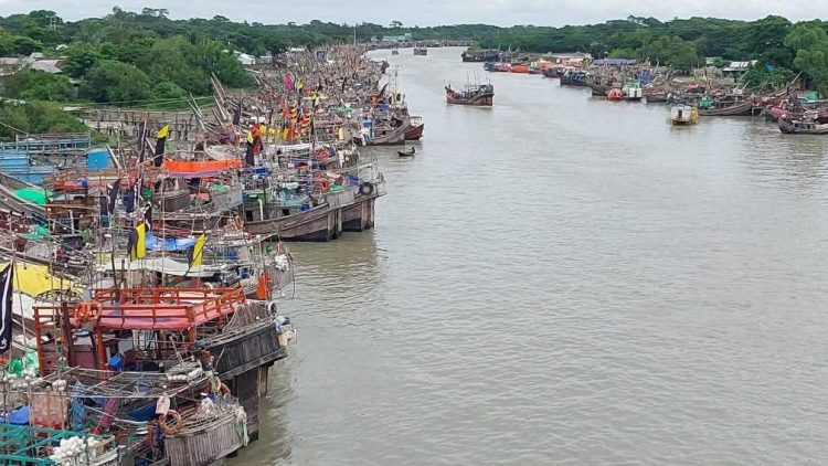 কুয়াকাটা উপকূলে তেলের সংকটে সাগরে মাছ শিকার বন্ধ, ২০ হাজার জেলে পরিবারে হাহাকার