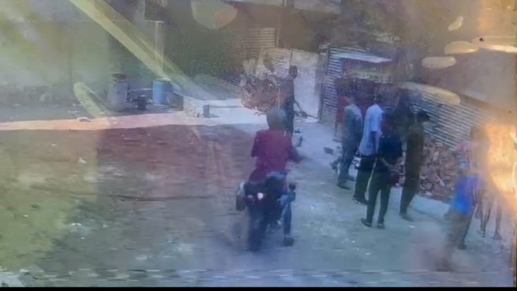 জমি-জমা সংক্রান্ত বিরোধের জেরে পটুয়াখালীর ঈদগাহ মাঠ সড়ক সংলগ্ন জমির সীমানা প্রাচীর ভেঙ্গে ফেলেছে দুষ্কৃতকারীরা