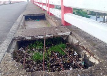 আন্ধারমানিক সেতুর ফুটপাতের স্লাবের বিধ্বস্ত দশায় পথচারী চলাচলে মারাত্মক ঝুঁকি