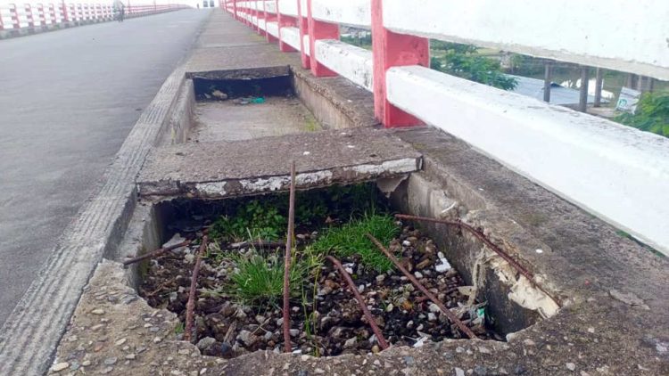 আন্ধারমানিক সেতুর ফুটপাতের স্লাবের বিধ্বস্ত দশায় পথচারী চলাচলে মারাত্মক ঝুঁকি