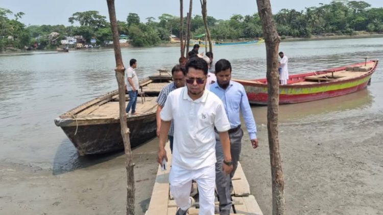 পটুয়াখালী পৌরসভাধীন লাউকাঠি খেয়াঘাট পরিদর্শনে পৌর প্রশাসক
