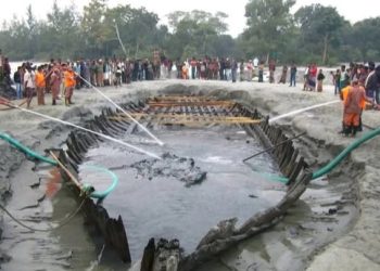 সমুদ্র সৈকত কুয়াকাটায় সন্ধান পাওয়া দুইশ বছরের পুরনো নৌকাটি ইতিহাসের সাক্ষী হয়ে আছে