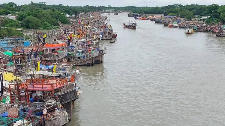 ডিজেল সংকটে সাগরে যাচ্ছে না ট্রলার, মৎস্য বন্দর ঘিরে স্থবিরতা