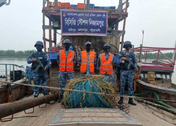 মহিপুরে কোস্টগার্ডের অভিযান; বেহুন্দী জালসহ ট্রলিং বোট জব্দ