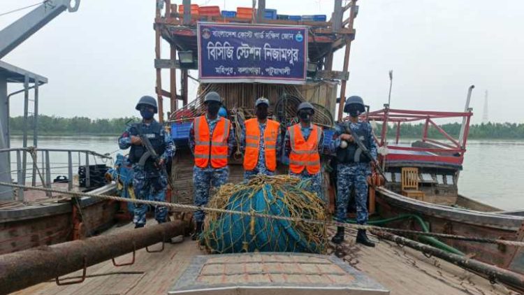 মহিপুরে কোস্টগার্ডের অভিযান; বেহুন্দী জালসহ ট্রলিং বোট জব্দ