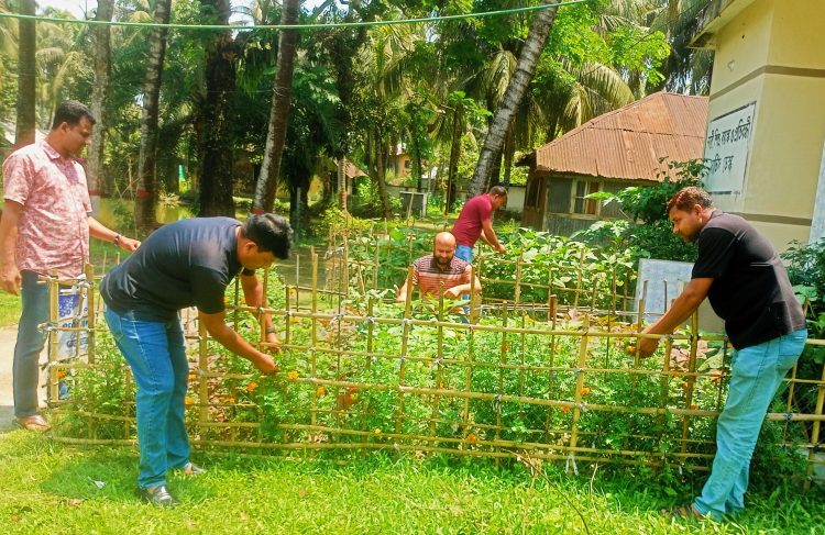 কাউখালী থানা প্রাঙ্গণে সবজি চাষ, ওসির উদ্যোগে মেটানো হচ্ছে পুষ্টির চাহিদা
