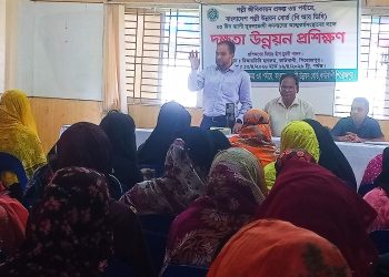 কাউখালীতে বিআরডিবির উদ্যোগে হাঁস-মুরগি পালন প্রশিক্ষণের উদ্বোধন