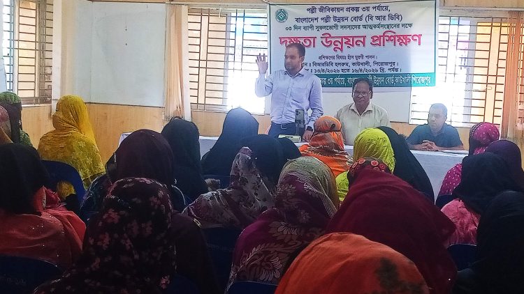 কাউখালীতে বিআরডিবির উদ্যোগে হাঁস-মুরগি পালন প্রশিক্ষণের উদ্বোধন