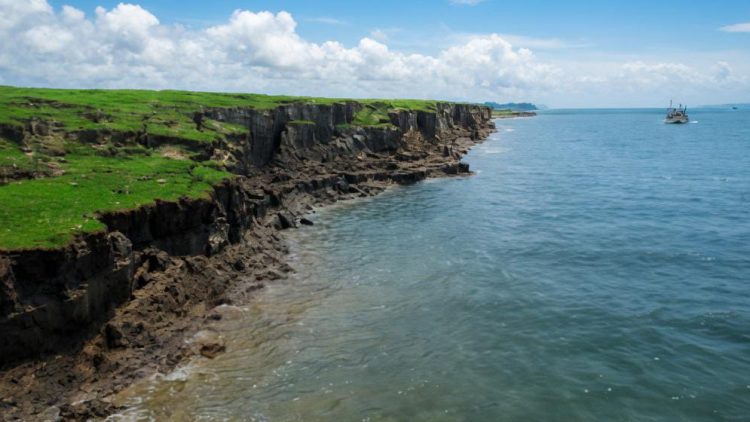 প্লাবিত হওয়ার শঙ্কায় রাঙ্গাবালীর চর আন্ডা: ঝুঁকিতে পশ্চিম পাশের বেড়িবাঁধ