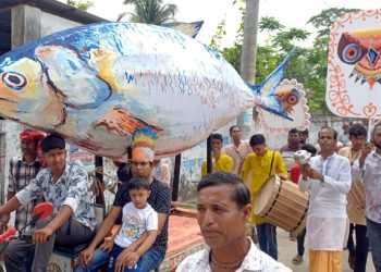 কলাপাড়ায় ১৪ ফুট ইলিশ ও বিশালাকৃতির পাখি-প্রাণীর প্রতিকৃতিতে ব্যতিক্রমী বৈশাখী শোভাযাত্রা