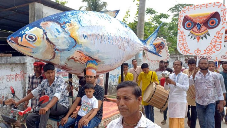 কলাপাড়ায় ১৪ ফুট ইলিশ ও বিশালাকৃতির পাখি-প্রাণীর প্রতিকৃতিতে ব্যতিক্রমী বৈশাখী শোভাযাত্রা