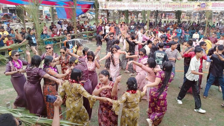 জলকেলির উচ্ছ্বাসে মুখর কুয়াকাটা: সাংগ্রাই উৎসবে মাতোয়ারা রাখাইন তরুণ-তরুণীরা