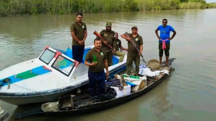 করমজলে বিষ দিয়ে চিংড়ি আহরণ ভেস্তে দিল স্মার্ট প্যাট্রোল টিম