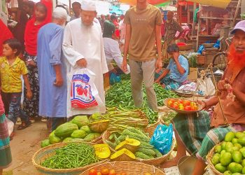 কাউখালীতে সবজির বাজারে আগুন: দিশেহারা সাধারণ ক্রেতা, নেই কার্যকর মনিটরিং