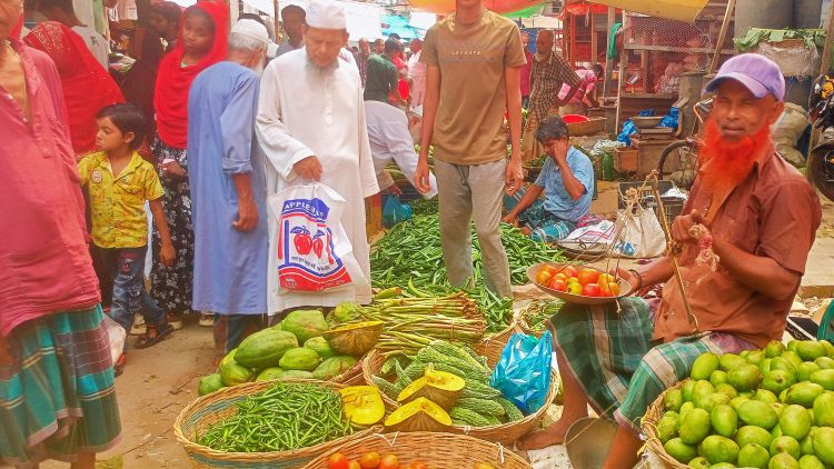 কাউখালীতে সবজির বাজারে আগুন: দিশেহারা সাধারণ ক্রেতা, নেই কার্যকর মনিটরিং