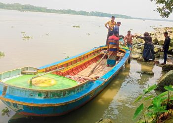 কাউখালী সন্ধ্যা নদীতীরে ট্রলারঘাটে নেই সিঁড়ি, ঝুঁকি নিয়ে উঠানামা করছেন যাত্রীরা