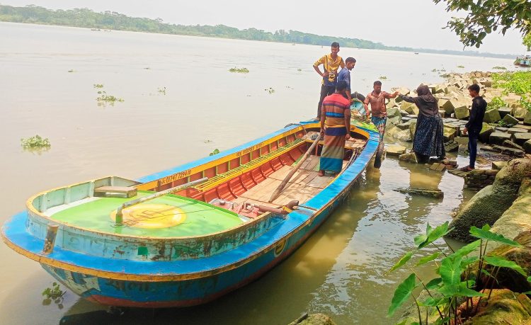 কাউখালী সন্ধ্যা নদীতীরে ট্রলারঘাটে নেই সিঁড়ি, ঝুঁকি নিয়ে উঠানামা করছেন যাত্রীরা
