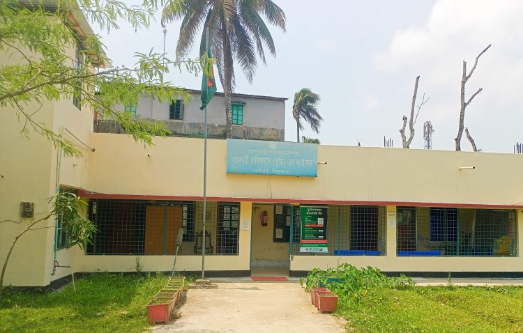 কাউখালী ভূমি অফিসের পেশকারের বিরুদ্ধে রাজস্ব আত্মসাতের অভিযোগ