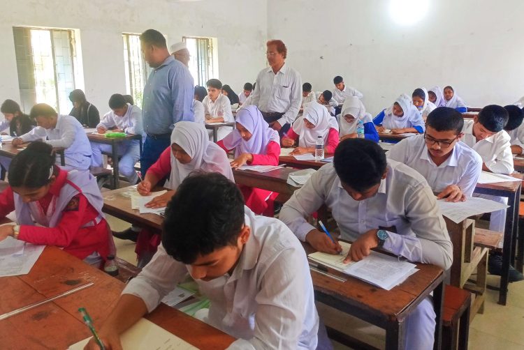 কাউখালীতে উৎসবমুখর পরিবেশে এসএসসি ও সমমানের পরীক্ষা শুরু