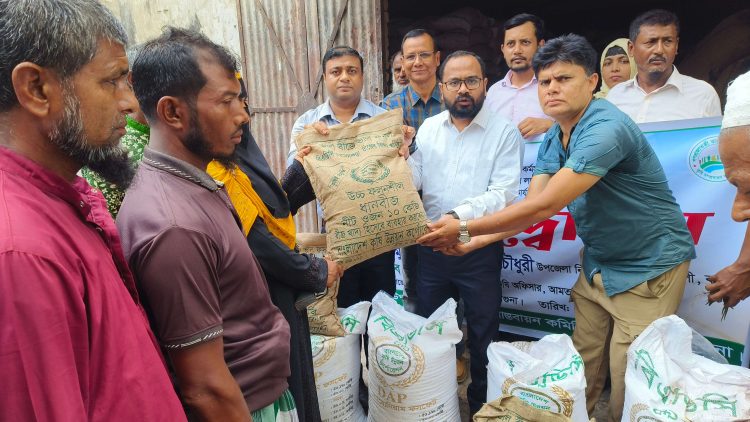 আমতলীতে ১২ হাজার ৬০ জন  কৃষক পেল সার ও বীজ