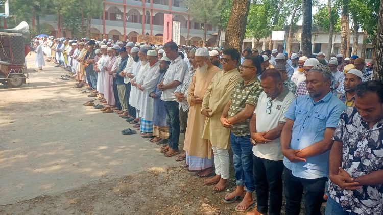 সাংবাদিক শাহাদাত’র পিতা কেএম সরোয়ার খানের জানাজায় মানুষের ঢল