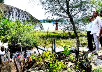 রামপালে প্রতিমন্ত্রীর নির্দেশে সরকারি খালের অবৈধ বাঁধ অপসারণ শুরু