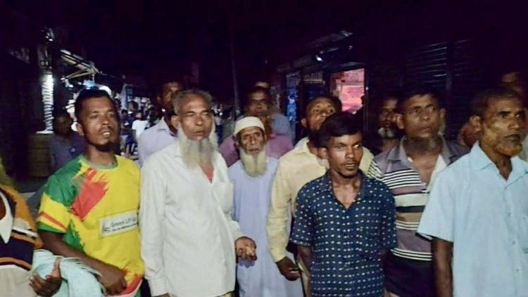 বাউফলে চাল বিতরণে অনিয়মের অভিযোগে প্যানেল চেয়ারম্যান অবরুদ্ধ