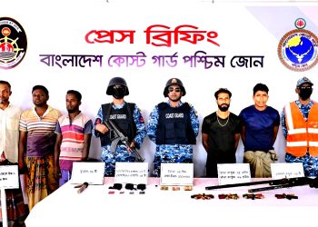 সুন্দরবনের ত্রাস ছোট জাহাঙ্গীর বাহিনীর ২ সদস্য অস্ত্র-গুলিসহ আটক;জিম্মি ৩ জেলে উদ্ধার
