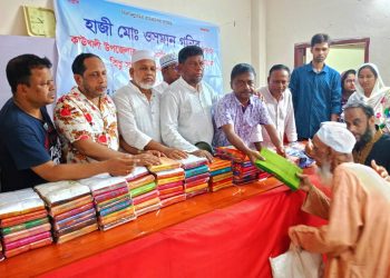 ঈদুল আযহা উপলক্ষে কাউখালীতে সাড়ে পাঁচ হাজার শাড়ি-লুঙ্গি বিতরণ করেন শিল্পপতি হাজী ওসমান গনি