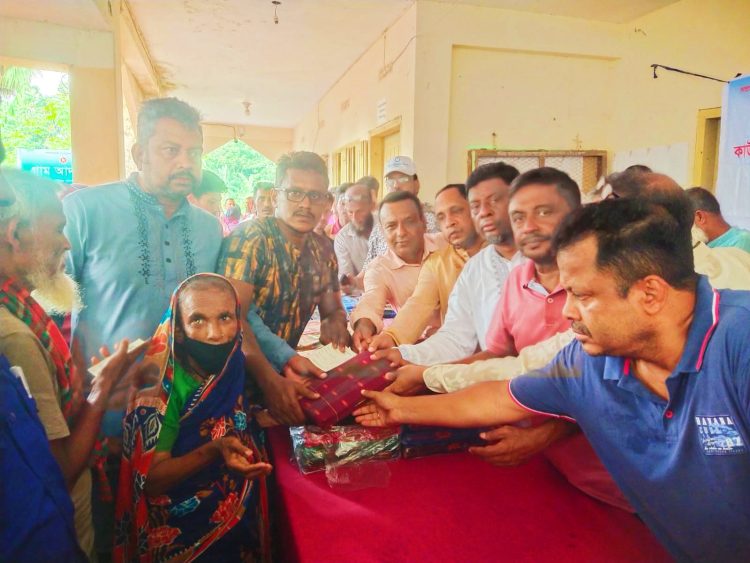 কাউখালীতে শিল্পপতি হাজী ওসমান গনির উদ্যোগে সাড়ে পাঁচ হাজার পরিবার পেল ঈদ উপহার