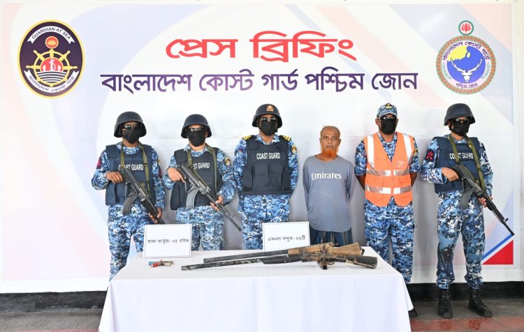 সুন্দরবনে ‘অপারেশন ম্যানগ্রোভ শিল্ড’: কুখ্যাত ডাকাত মেজ জাহাঙ্গীর আটক