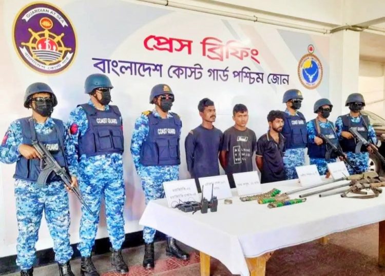 সুন্দরবনে বন্দুকযুদ্ধে অস্ত্রসহ আটক ৩ ডাকাত
