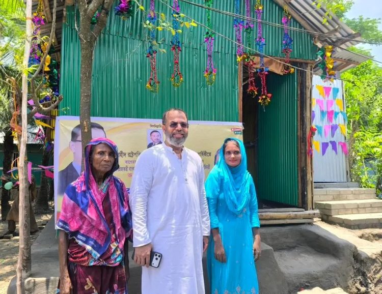 মোংলায় প্রতিমন্ত্রীর নিজ অর্থায়নে ঘর পেলো গৃহহীন অসহায় পরিবার 