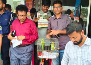পটুয়াখালীতে টিয়া পাখি আটকে রাখার দায়ে ২ হাজার টাকা জরিমানা