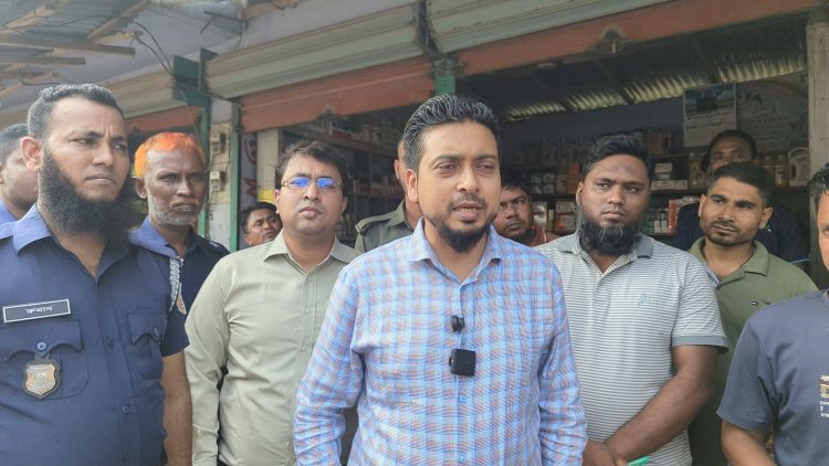 কোরবানিকে সামনে রেখে দশমিনায় বিভিন্ন ঔষধের ফার্মেসীতে ভ্রাম্যমাণ আদালতের অভিযান