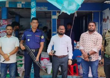 আমতলীতে লাইসেন্স বিহীন ও মেয়াদ উত্তীর্ণ পণ্য বিক্রির দায়ে ২০ হাজার জরিমানা!