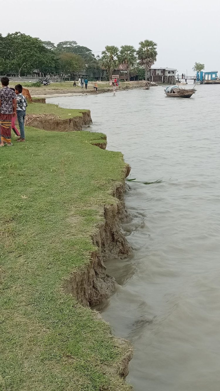 দশমিনায় নদীর ভাঙনে বিলীন হচ্ছে সড়ক ও ফসলি জমি